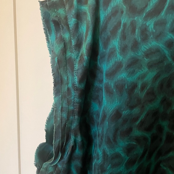 100% Silk, vintage joie blouse. Size M, Animal print, flowy short sleeve. - Picture 3 of 6